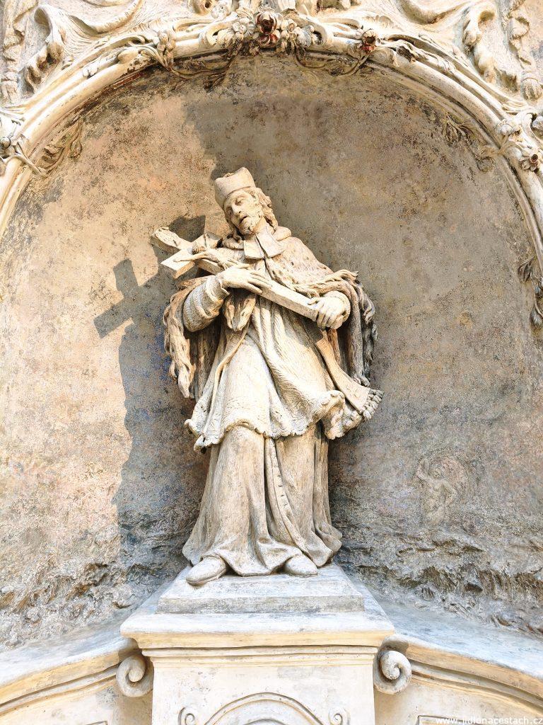 Restaurace 420: socha Jana Nepomuckého, jednoho z českých patronů, patří k dominantním prvkům interiéru restaurace. Restaurace 420: socha Jana Nepomuckého, jednoho z českých patronů, patří k dominantním prvkům interiéru restaurace.