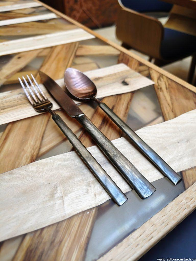 Restaurace 420: netradiční tvar příborů. Restaurace 420: netradiční tvar příborů.