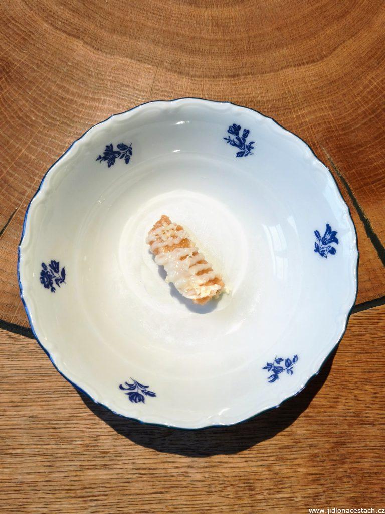 Restaurace La Degustation Bohême Bourgeoise, pozdrav z kuchyně: kapr, křen.