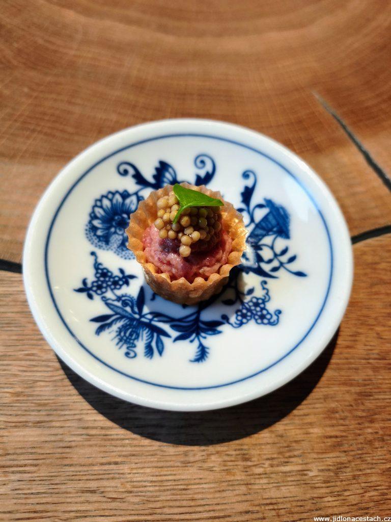 Restaurace La Degustation Bohême Bourgeoise, pozdrav z kuchyně: hovězí tatarák.