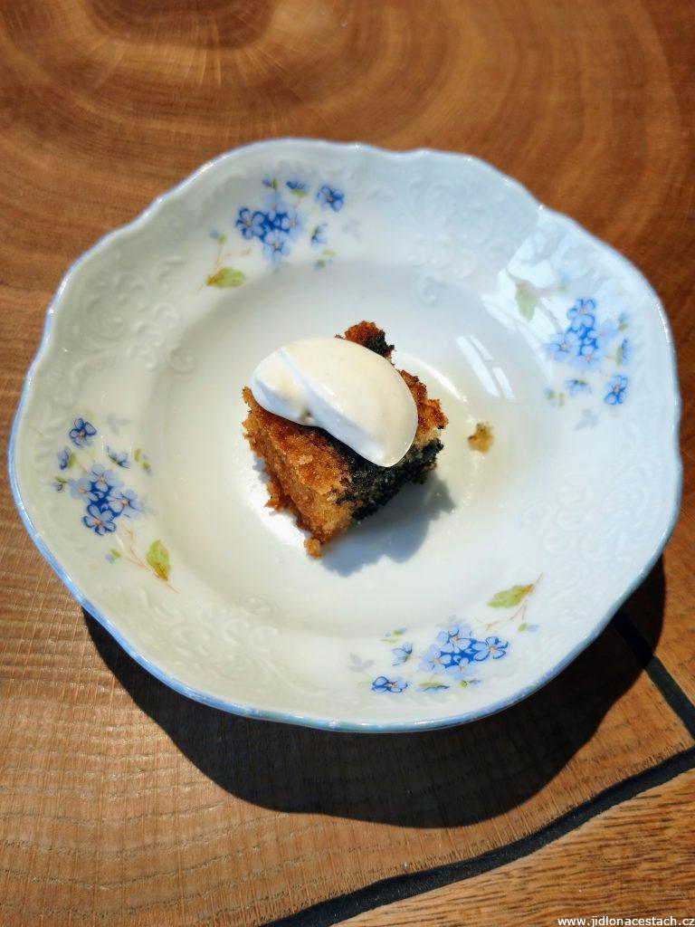 Restaurace La Degustation Bohême Bourgeoise, petit fours: bábovka s peckovou šlehačkou.