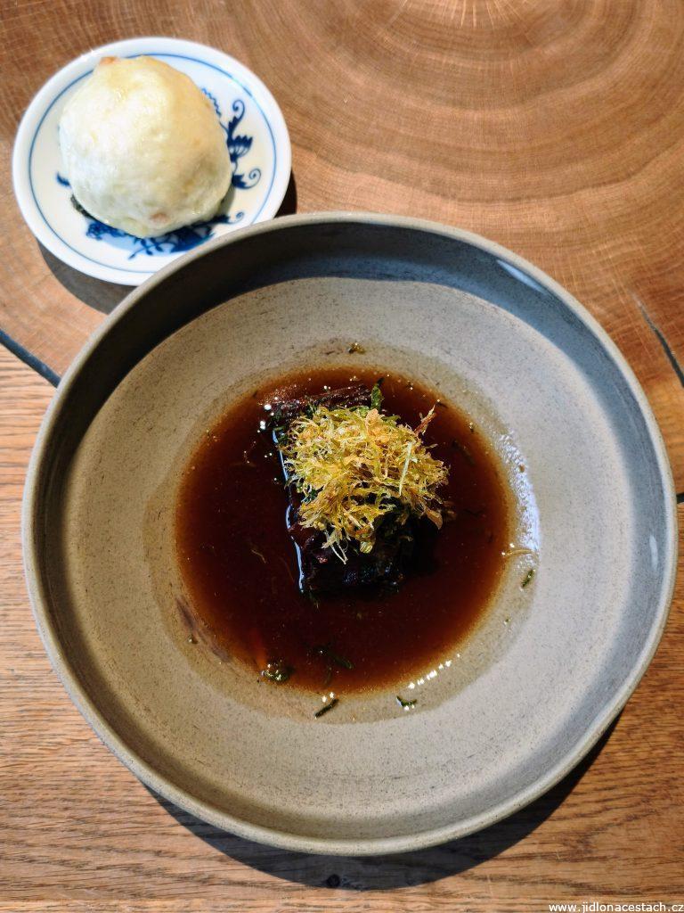 Restaurace La Degustation Bohême Bourgeoise: hovězí, znojemská omáčka, jarní cibulka.