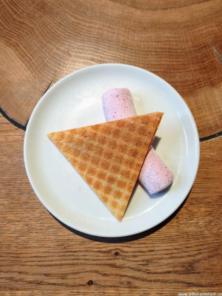 Restaurace La Degustation Bohême Bourgeoise, petit fours: lázeňská oplatka, marshmallow.