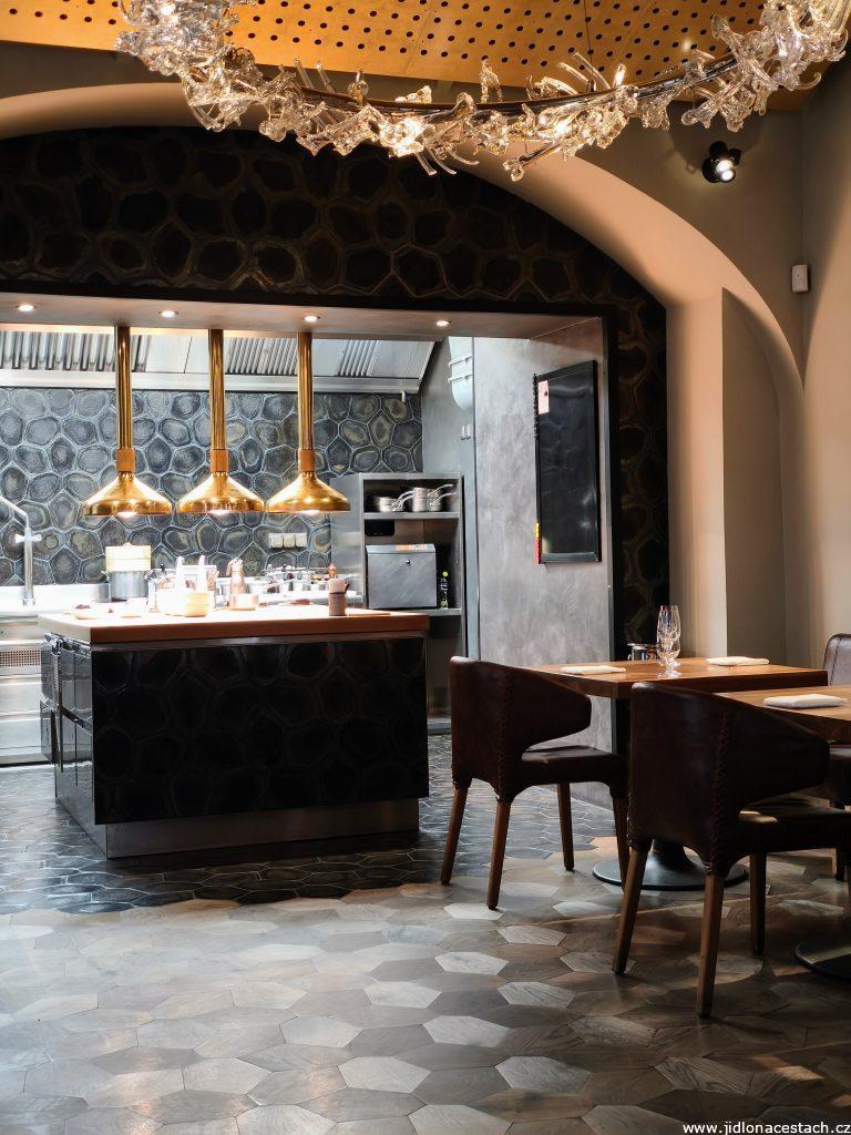 Restaurace La Degustation Bohême Bourgeoise: otevřená kuchyně.