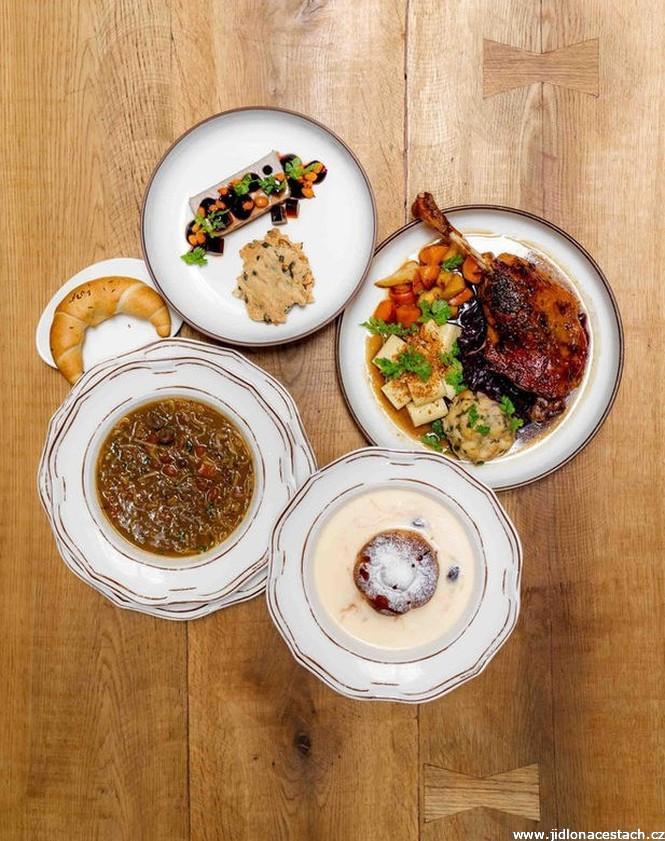 Svatomartinská husa v restauraci Červený jelen (zdroj: web restaurace). Svatomartinská husa v restauraci Červený jelen (zdroj: web restaurace).