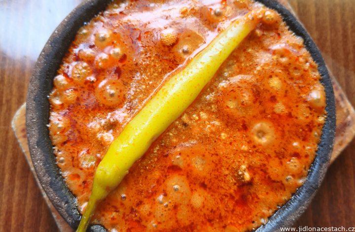 Tavë dheu: albánský hovězí guláš se sýrem