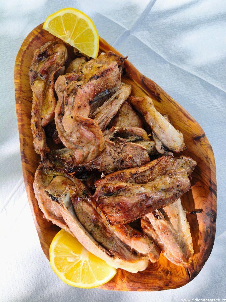 Medzi typické albánske jedlá patrí grilované mäso. Najčastejšie natrafíte na jahňacie a bravčové.