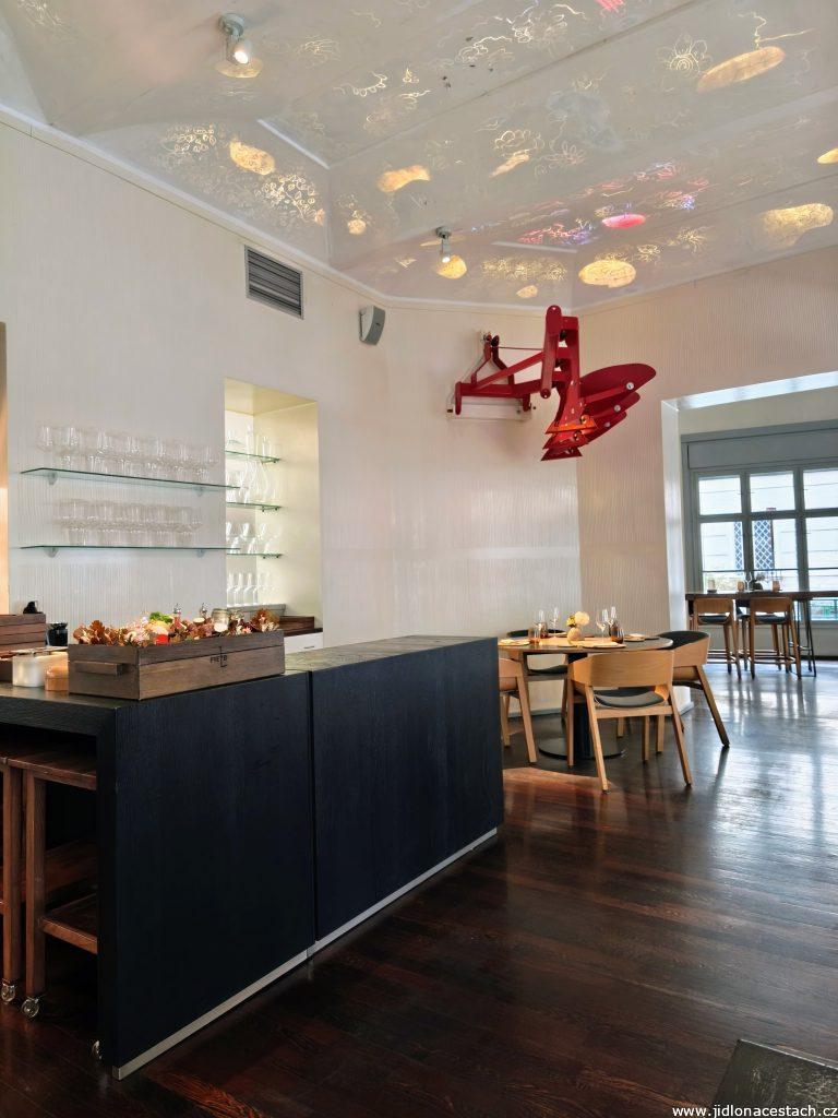 Field Restaurant: interior.