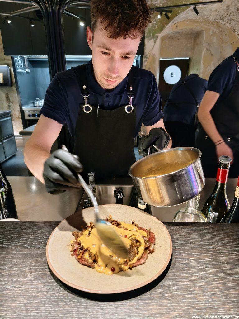 Restaurace Marie B: dokončování jídel před hostem.