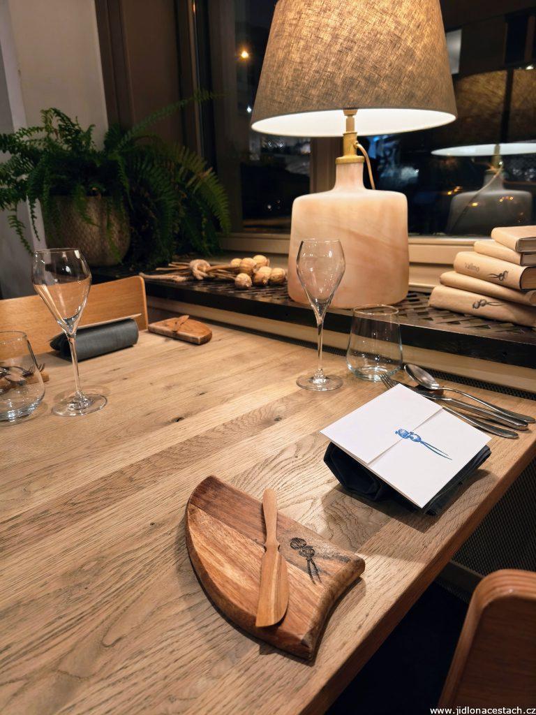 Vallmo Restaurant: the poppy motif can be seen in many places. Vallmo Restaurant: the poppy motif can be seen in many places.