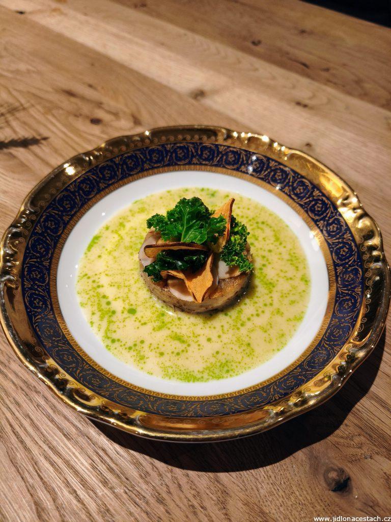 Restaurace Vallmo, Praha: topinambur Anna, syrovátka, sláma, kadeřávek (listopad 2025). Restaurace Vallmo, Praha: topinambur Anna, syrovátka, sláma, kadeřávek (listopad 2025).