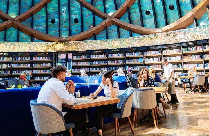 Kavárna v knihovně Nevmekân Sahil, Istanbul