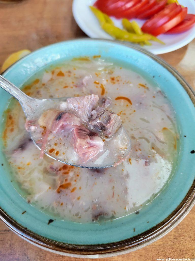 Kelle paça: turecká polévka z hlavy a nožiček.