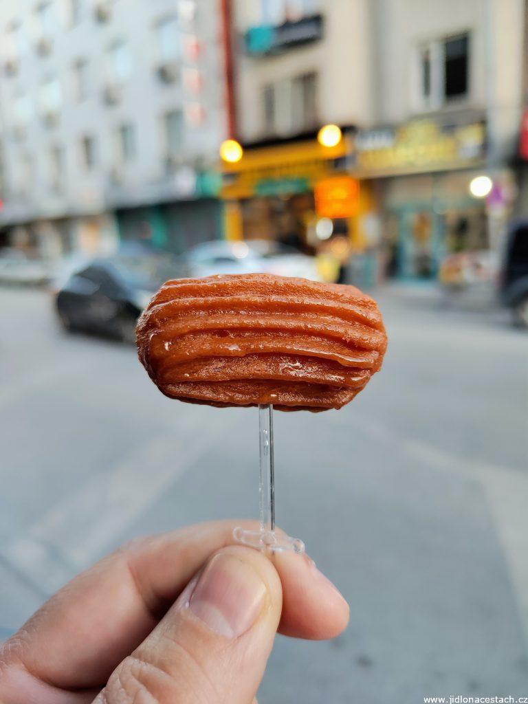 Tulumba: smažené odpalované těsto v cukrovém sirupu.