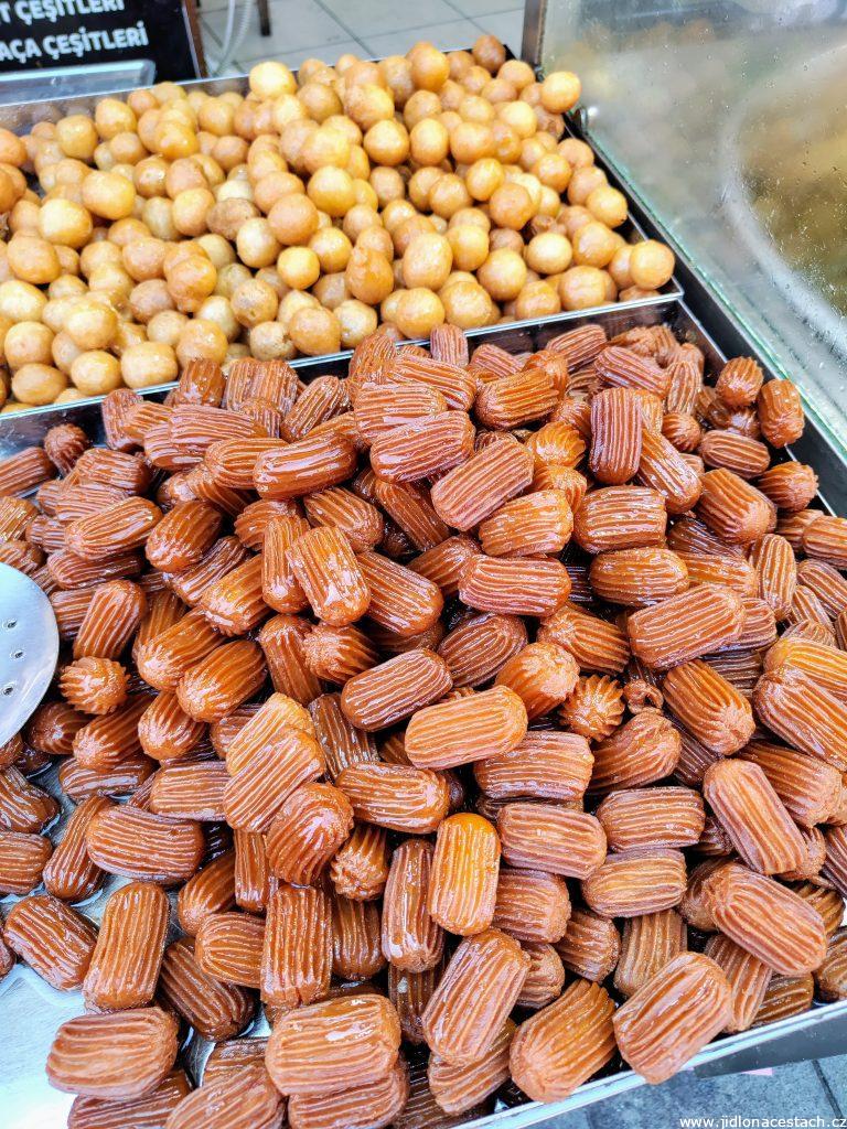 Tulumba: dezert se prodává na velkých tácech.