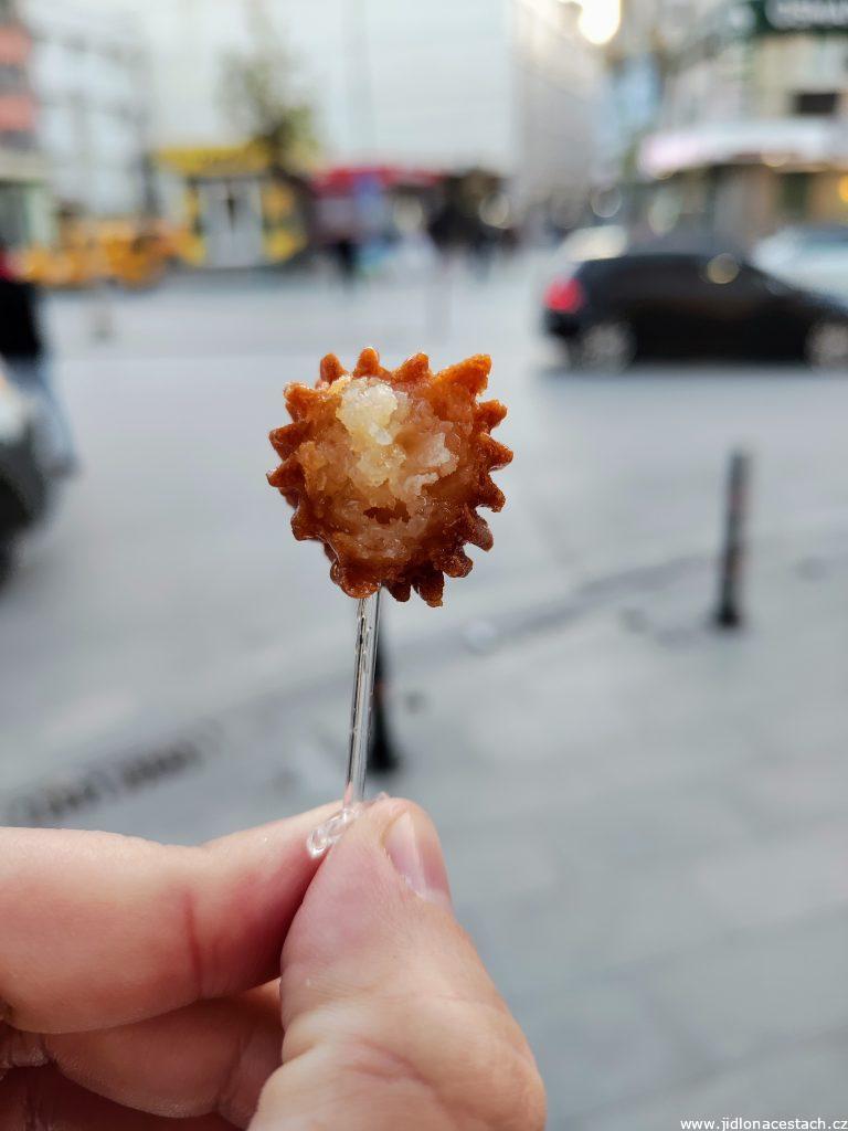 Tulumba: vnitřek dezertu je nasáklý cukerným roztokem.