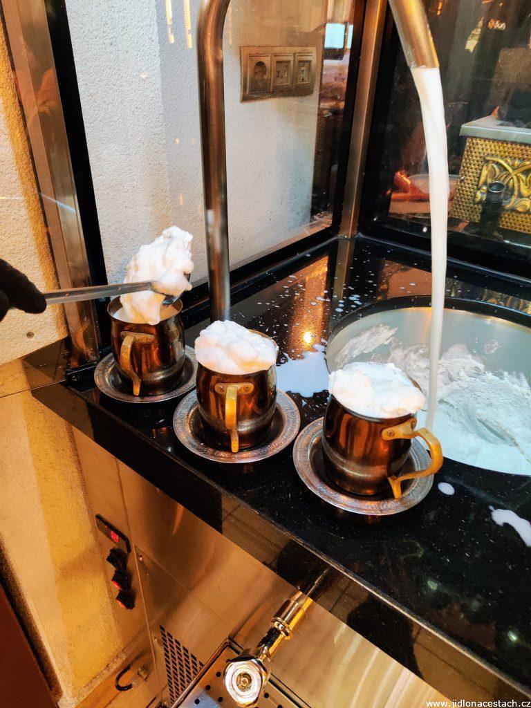 Fontána na ayran v luxusnej tureckej reštaurácii.