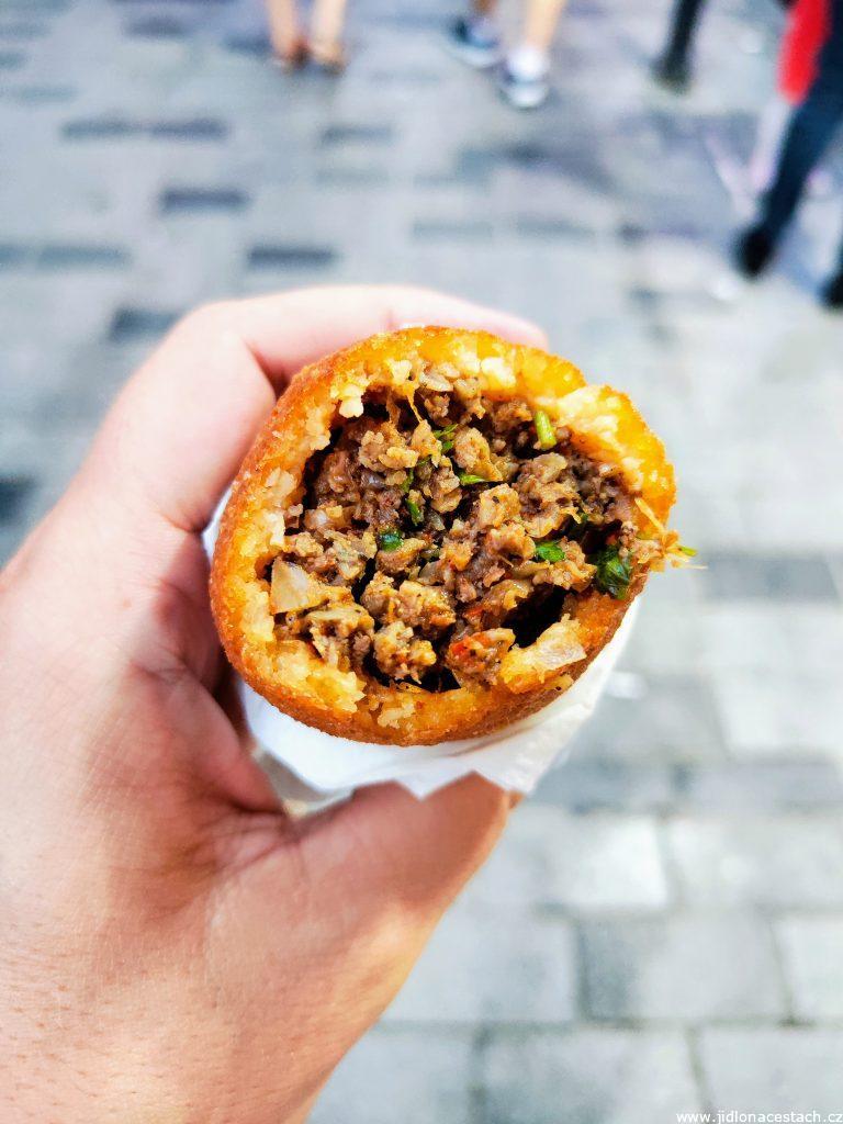 İçli köfte: turecká plněná masová koule.