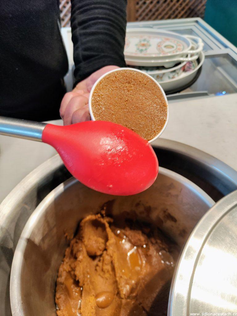 İrmik helvası: the sweet is often sold in cups similar to ice cream.