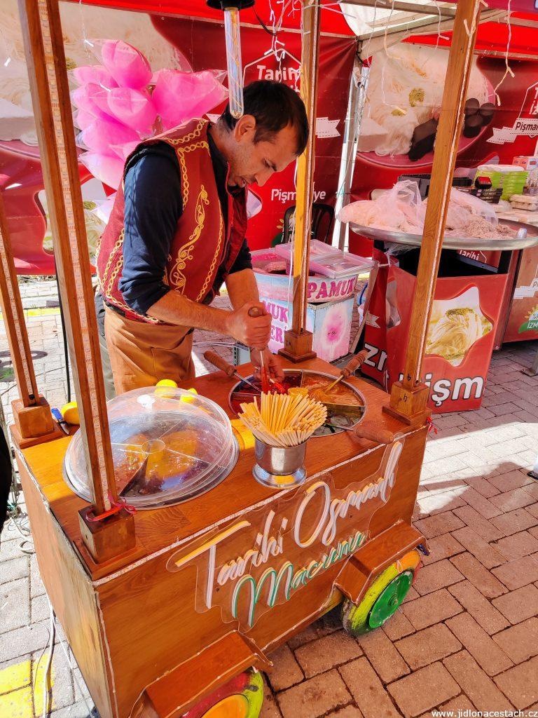 Macun şekeri: predajca s typickým stánkom.