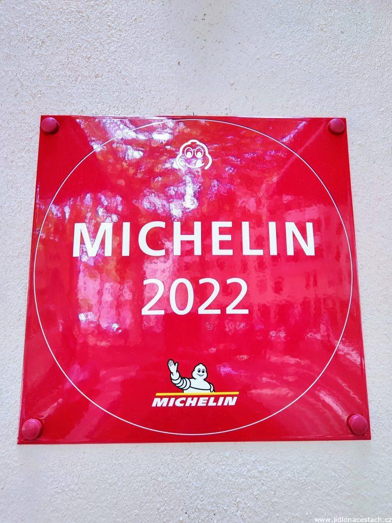 Michelinské restaurace jsou označeny nepřehlédnutelnou červenou cedulí.