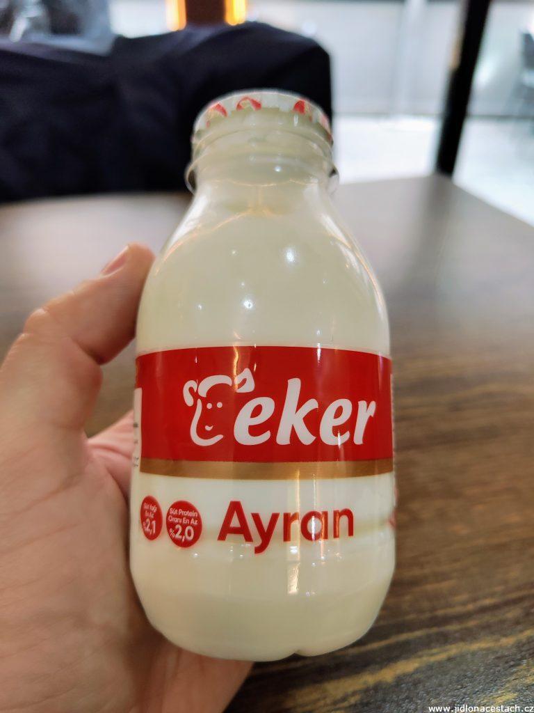 Turecký ayran v plastovej fľaštičke.