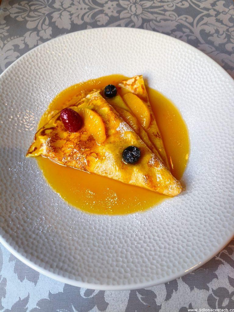 Restaurace Pot-au-feu, à la carte menu, dezert: crêpe Suzette (355 Kč).