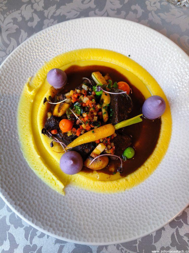 Restaurace Pot-au-feu, à la carte menu, hlavní chod: hovězí po burgundsku, bramborové pyré (695 Kč).