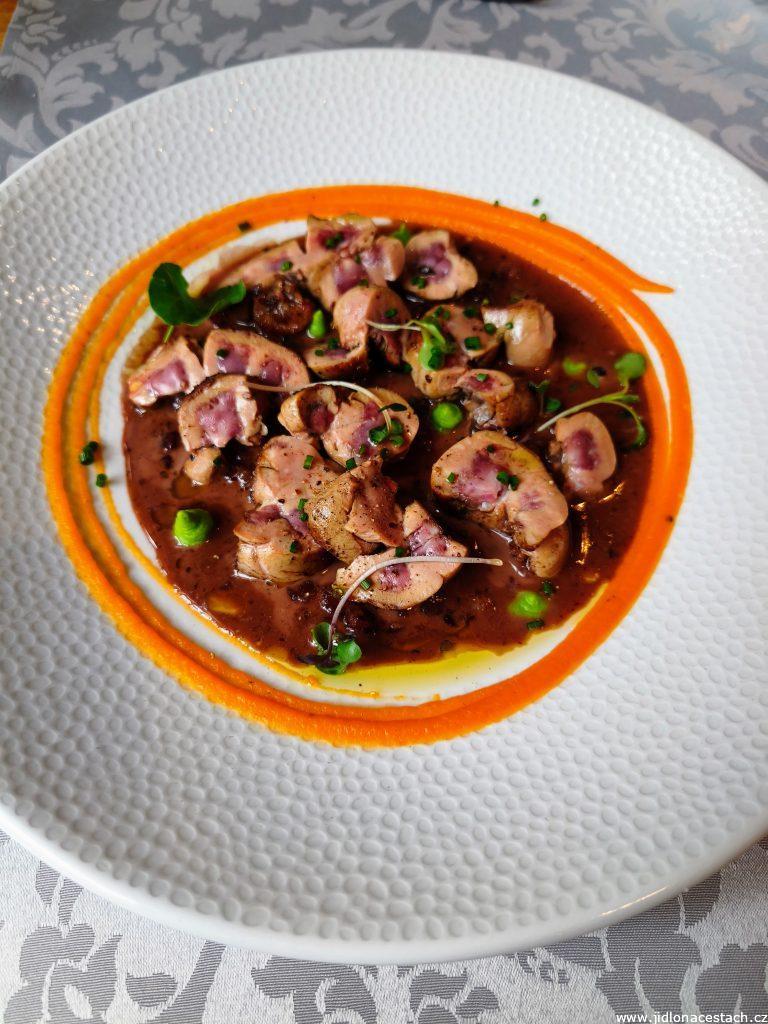 Restaurace Pot-au-feu, à la carte menu, předkrm: telecí ledvinky s omáčkou Bordelaise.