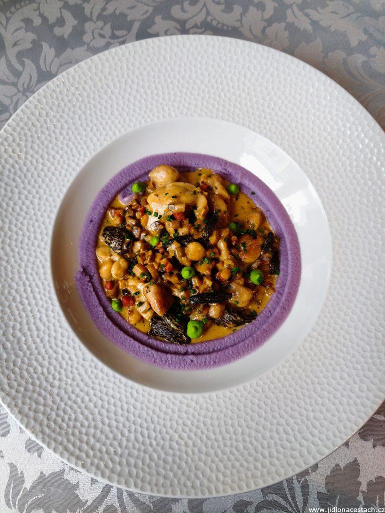 Restaurace Pot-au-feu, à la carte menu, předkrm: telecí brzlík se smrži v krémové omáčce (695 Kč).