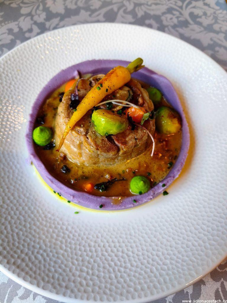 Restaurace Pot-au-feu, à la carte menu, hlavní chod: telecí hlava s omáčkou Gribiche, cornichons a zeleninou na másle (795 Kč).